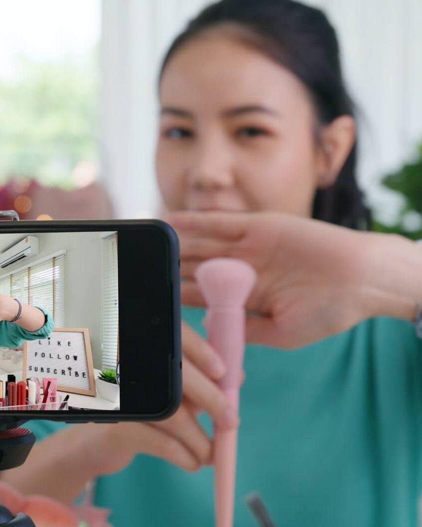asia-woman-micro-influencer-record-live